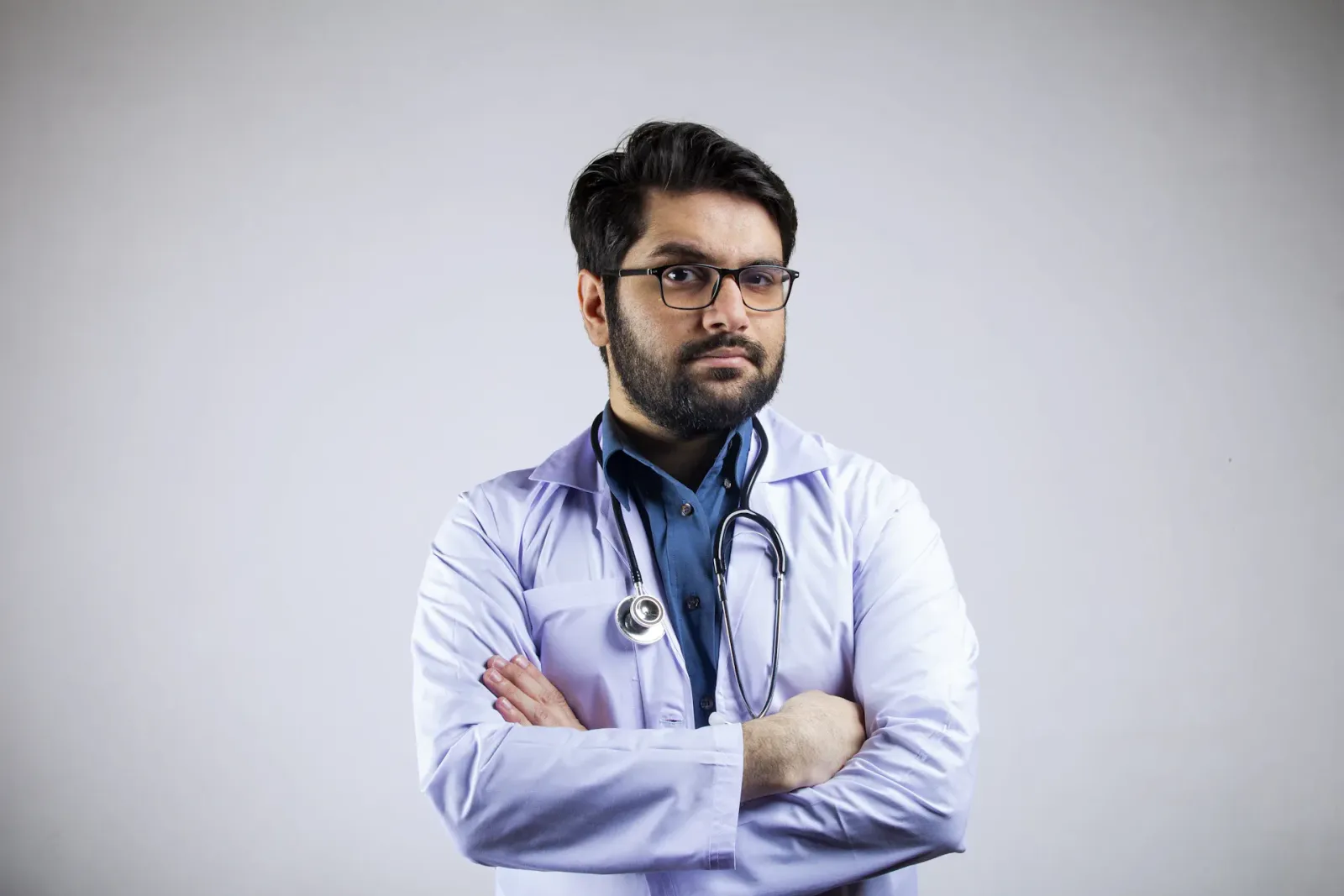 Médico confiante, pronto para atender pacientes agendados pelo WhatsApp